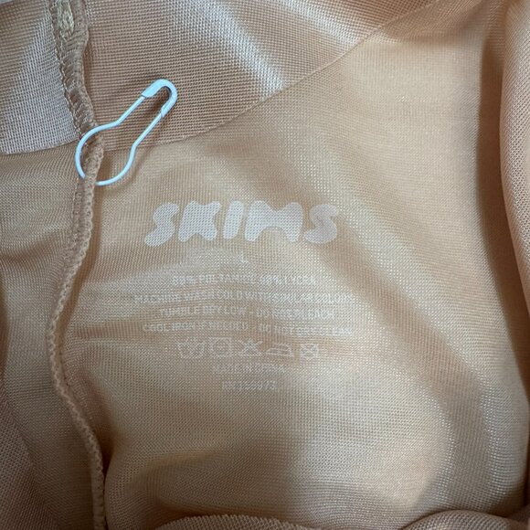 NWOT SKIMS Sculpting Mid-Thigh Low Back Shorts – Beige Size M - Picture 3 of 3